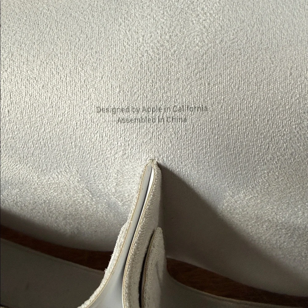 Apple AirPods Max - Silver and White - Lightning Cable charger